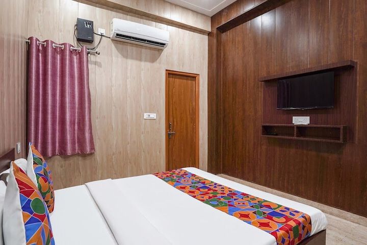 Room 4 of 28