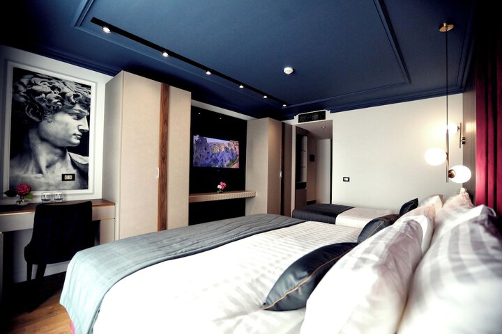 Room 18 of 107