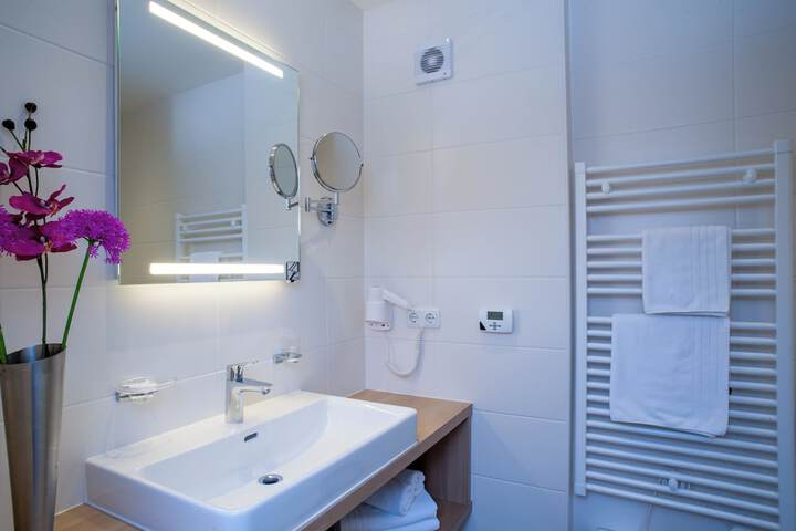 Room 27 of 47