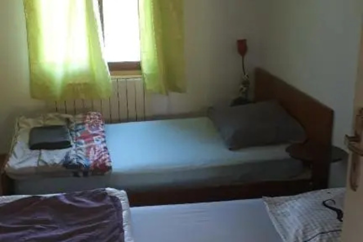 Room 8 of 12