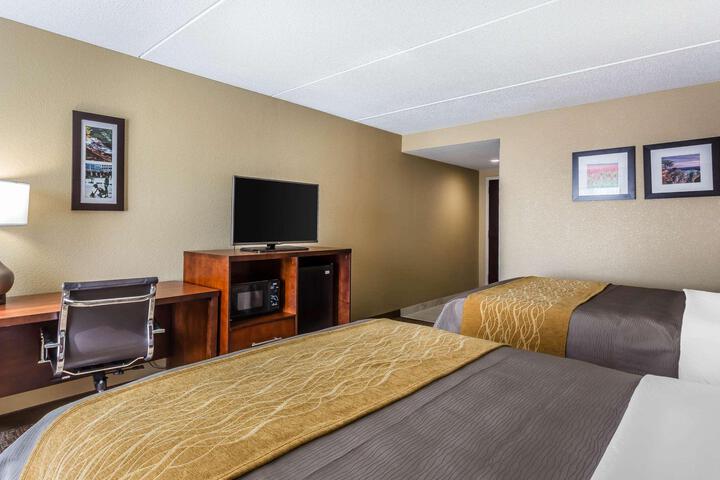 2 Queen Beds (9 of 13)