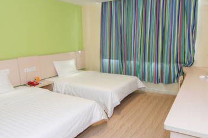 Room 5 of 8