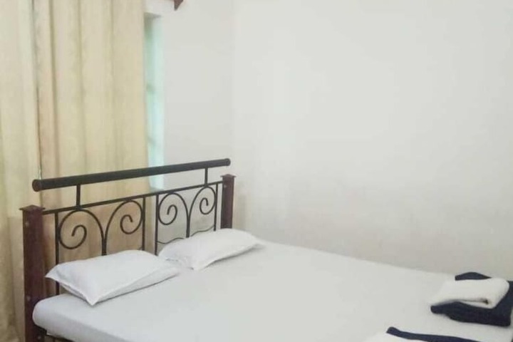 Room 6 of 13