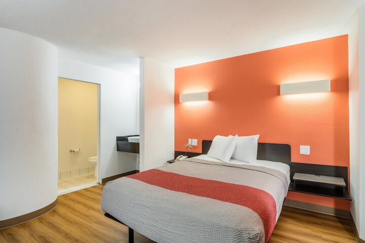 1 Queen Bed (3 of 9)