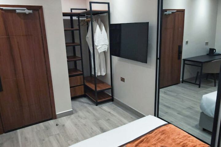 Room 6 of 106