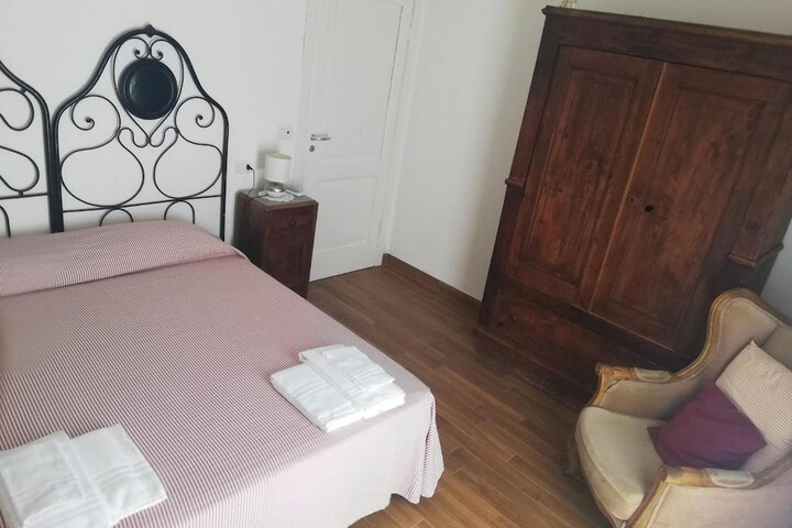 Room 6 of 52