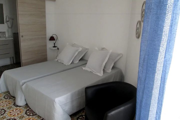 Room 4 of 32