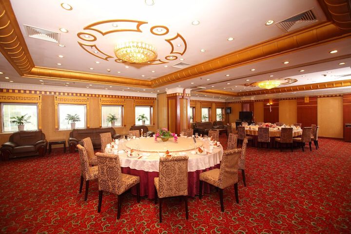 Ballroom/Hall 41 of 48