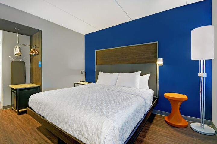 1 King Bed (9 of 18)