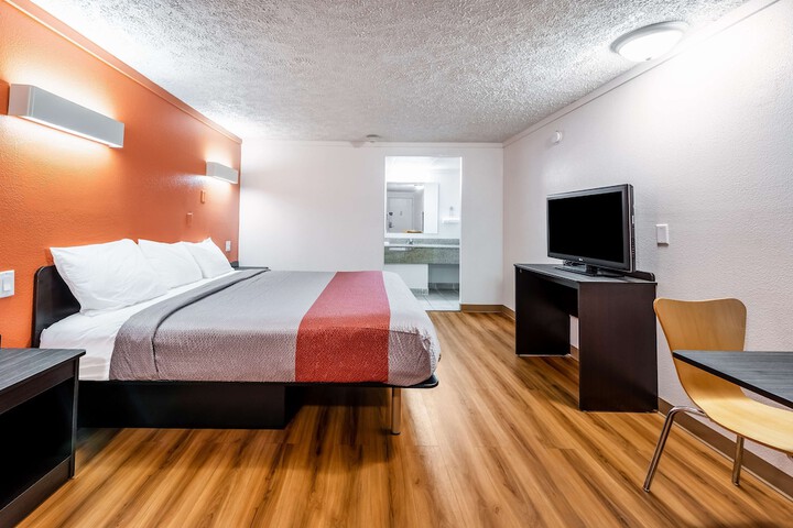 1 King Bed (1 of 11)
