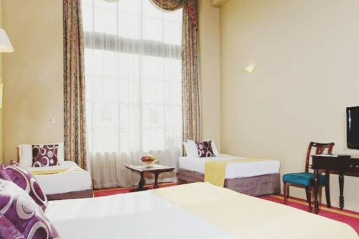 Room 10 of 34