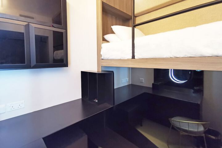 Room 16 of 180