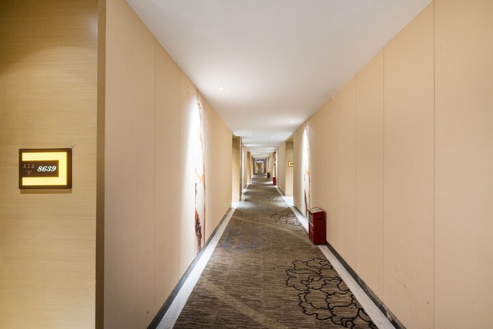 Ballroom/Hall 18 of 19