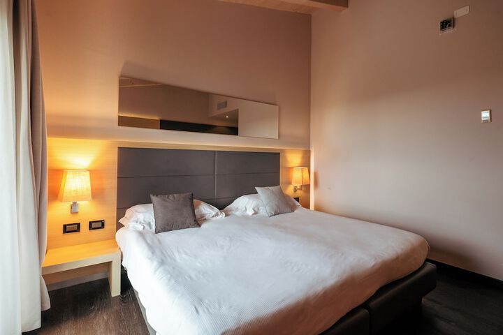 Room 34 of 176
