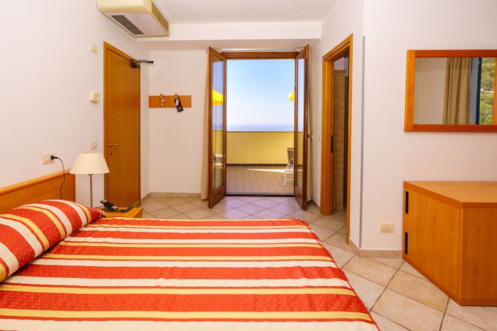 Room 4 of 25