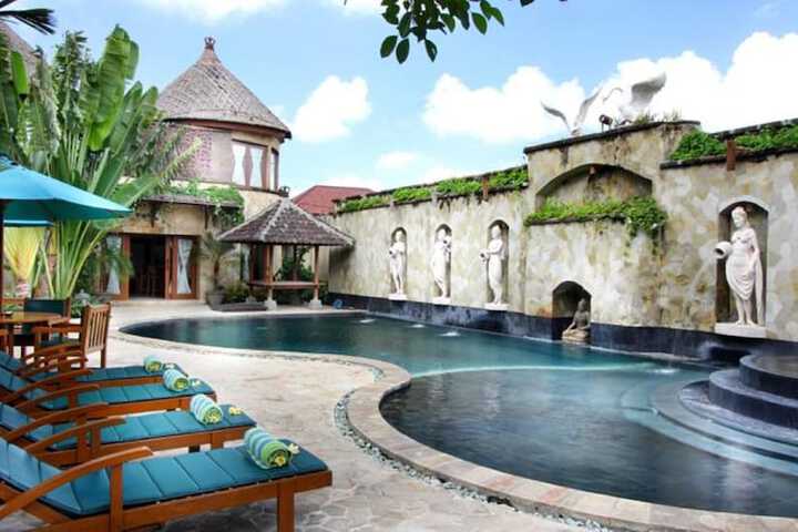 Hotel Pool