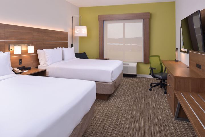 2 Queen Beds (3 of 4)