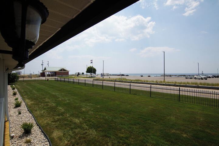Economy Queen Bed Lake View Patio (49 of 82)