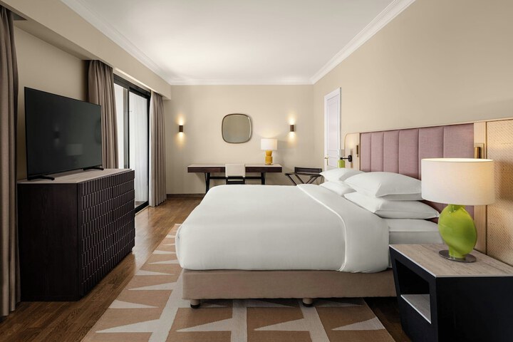 Room 52 of 185