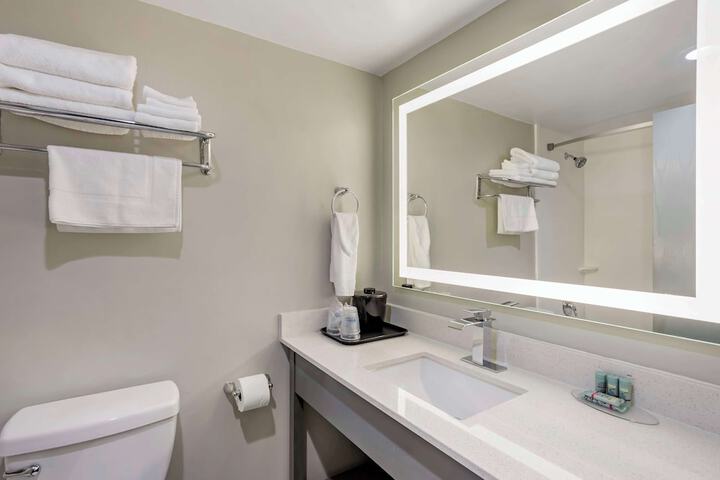 1 King Bed Microwave and Refrigerator WiFi Full Breakfast (3 of 16)