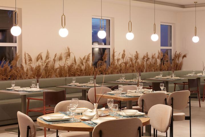 Dining 42 of 64