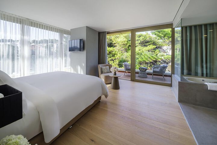 Room 42 of 165