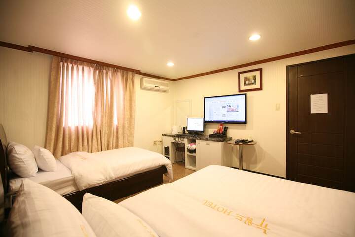 Room 9 of 43