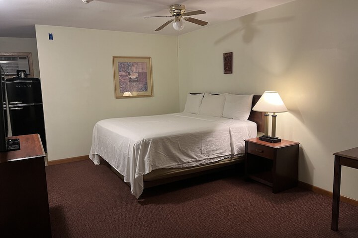 1 King Bed (5 of 11)