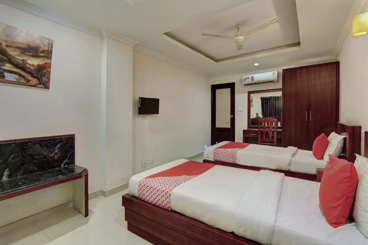 Room 4 of 12