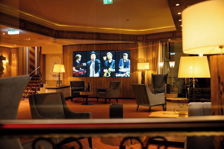 Lounge 44 of 52