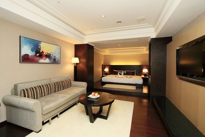 Room 33 of 90