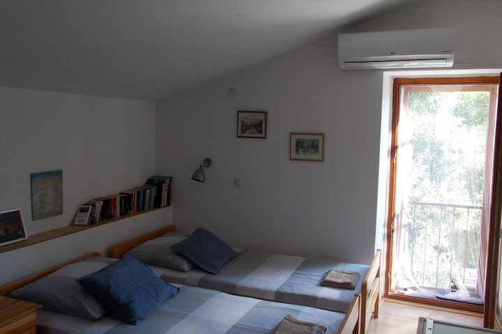 Room 3 of 52