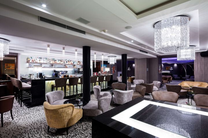 Lounge 64 of 82