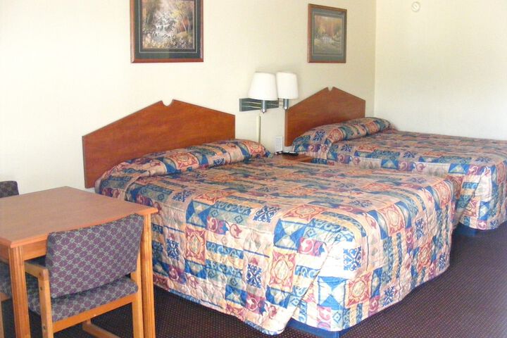 2 Queen Beds (7 of 7)