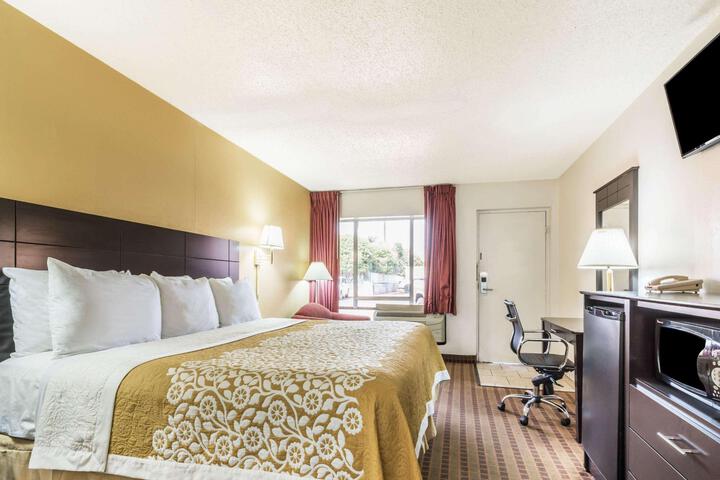 1 King Bed (3 of 4)