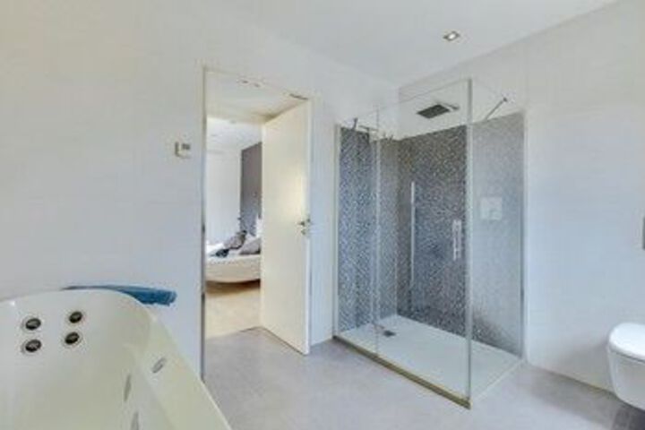 Room 4 of 32