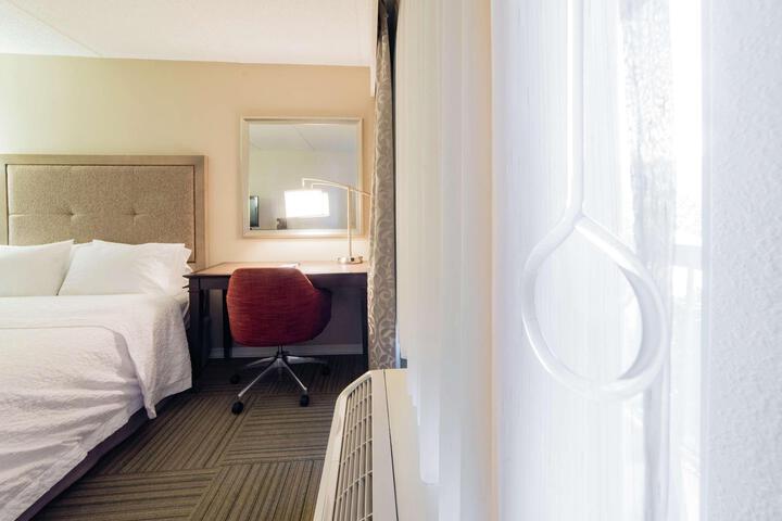 1 Queen Bed Accessible Bathtub Mobility and Hearing (8 of 23)