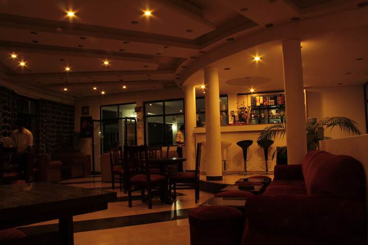Lounge 24 of 32