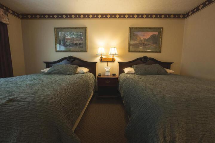 2 Queen Beds (2 of 5)