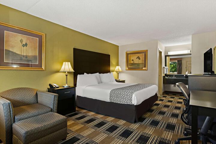 1 King Bed Microwave and Refrigerator WiFi Continental Breakfast (11 of 26)