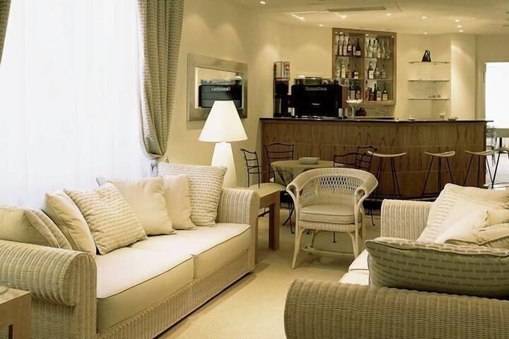 Lobby lounge