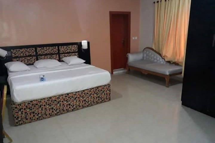 Room 5 of 10
