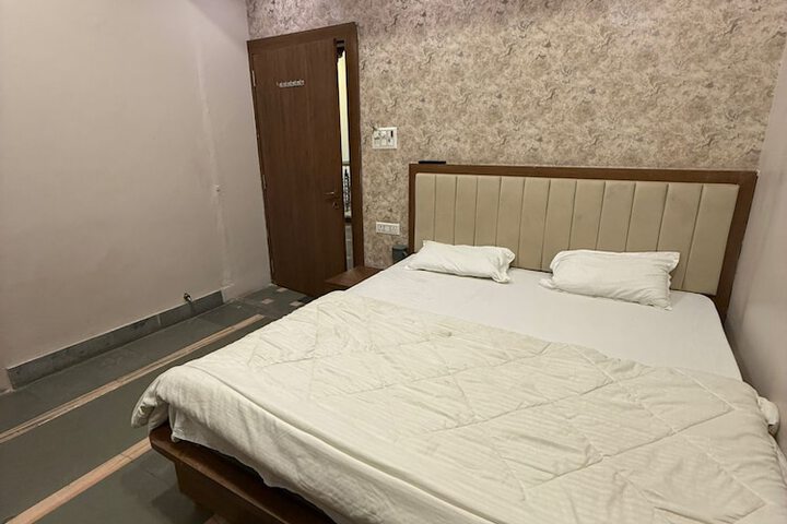 Room 6 of 14