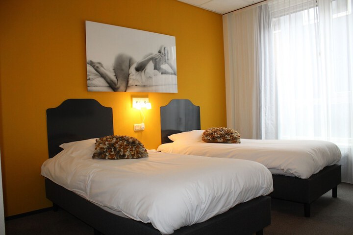 Room 9 of 33