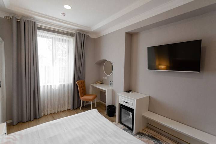 Room 8 of 93