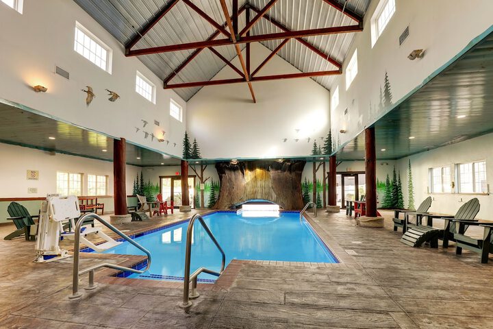 Indoor/outdoor pool
