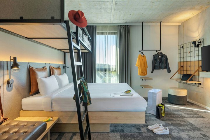 Room 28 of 87