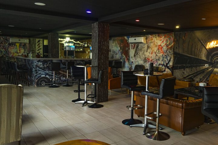 Lounge 43 of 61