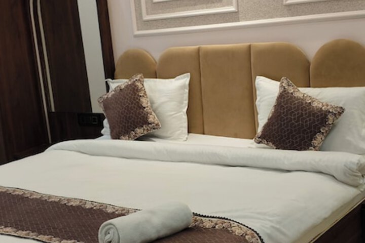 Room 5 of 118