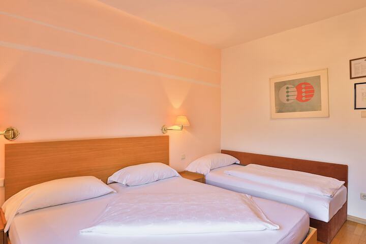 Room 4 of 120